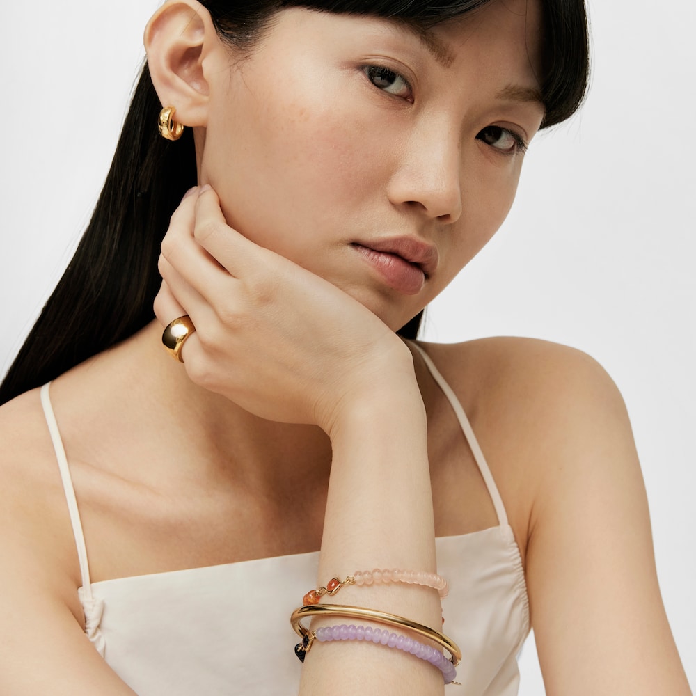 Pulsera el&aacute;stica con ba&ntilde;o de oro 18 kt, cornalina y gemas Alma Motif