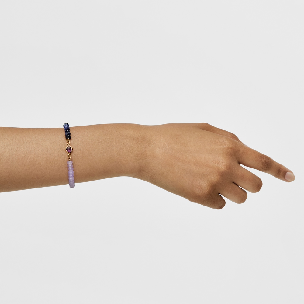 Pulsera el&aacute;stica con ba&ntilde;o de oro 18 kt, amatista y gemas Alma Motif