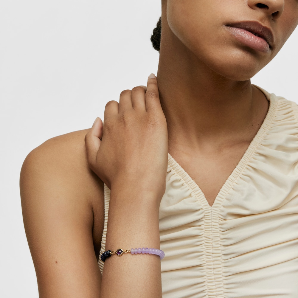 Pulsera el&aacute;stica con ba&ntilde;o de oro 18 kt, amatista y gemas Alma Motif