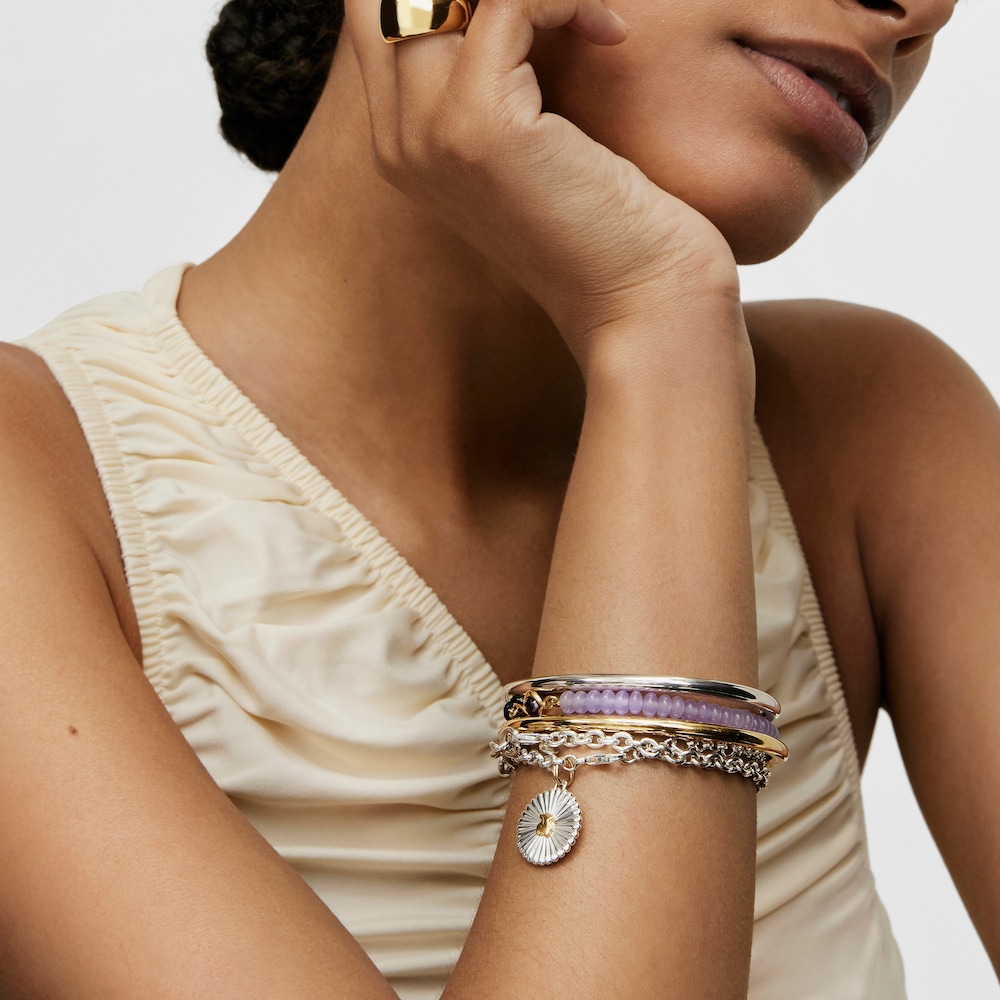 Pulsera el&aacute;stica con ba&ntilde;o de oro 18 kt, amatista y gemas Alma Motif