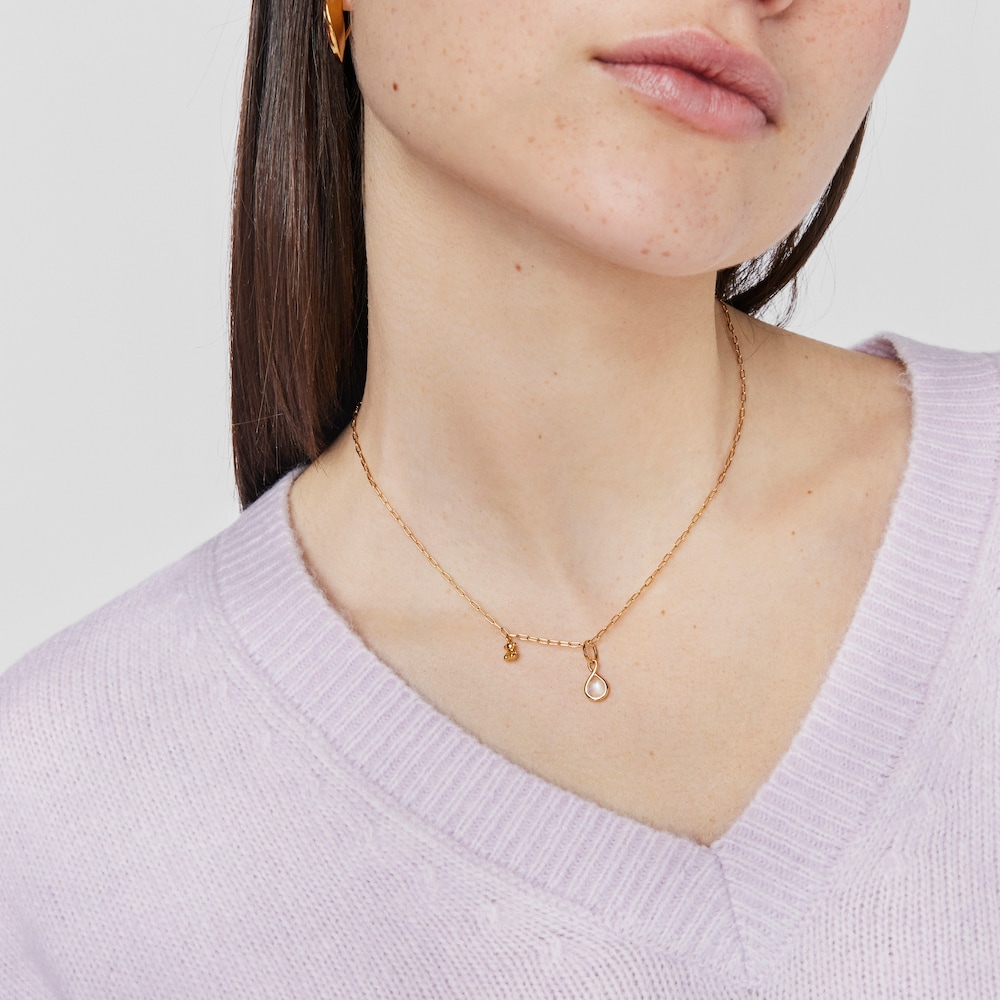 Dije con ba&ntilde;o de oro 18 kt y piedra luna Alma Motif