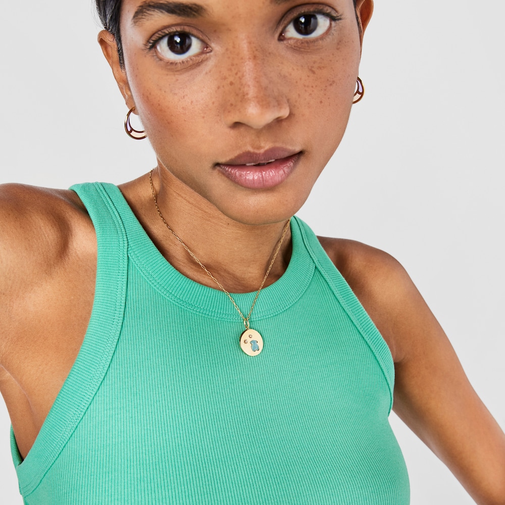 Dije medalla con ba&ntilde;o de oro 18 kt sobre plata, diamantes y calcedonia oso Aelita