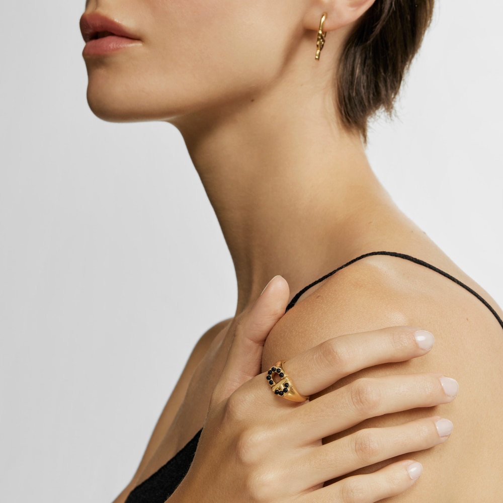 Stř&iacute;brn&yacute; Pečetn&iacute; prsten pozlacen&yacute; 18kar&aacute;tov&yacute;m zlatem s&nbsp;onyxem TOUS MANIFESTO