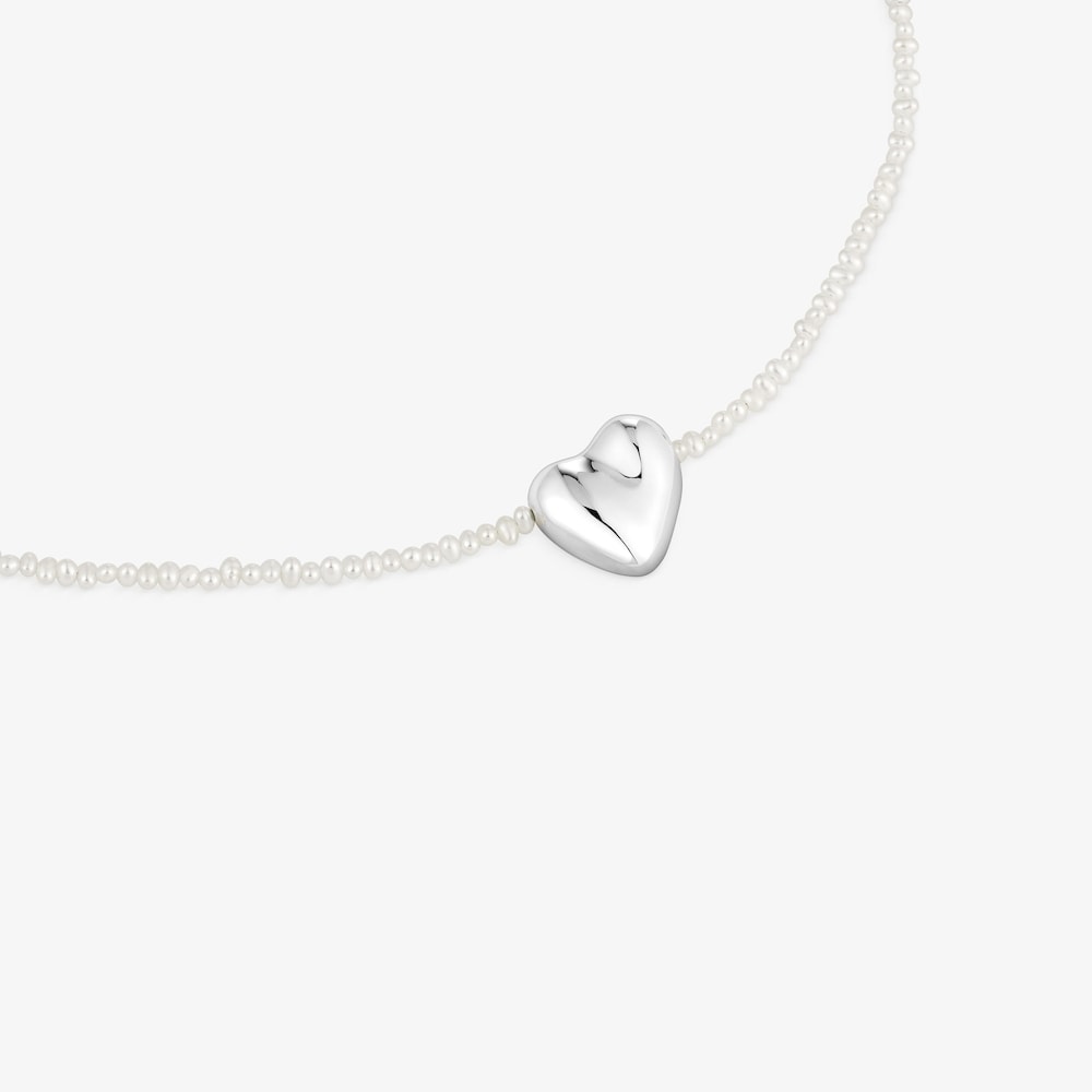Collar de perlas cultivadas y motivo coraz&oacute;n de plata Tabit