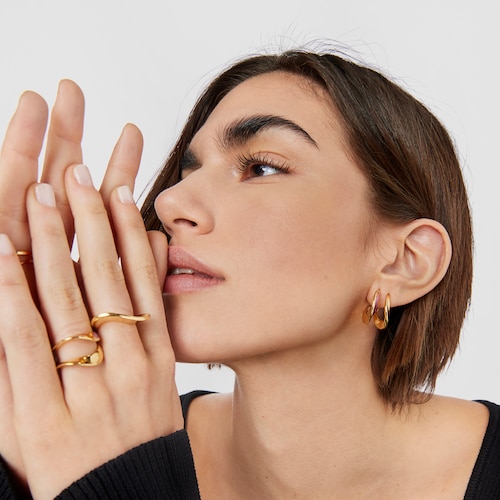 Brincos argola em prata vermeil com esmalte lil&aacute;s e laranja Gregal