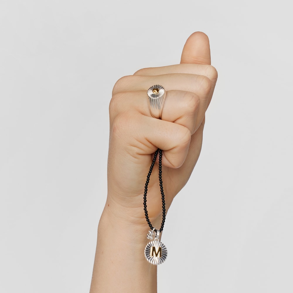 Dije medalla letra M de plata y plata con ba&ntilde;o de oro 18 kt sobre plata TOUS Alphabet