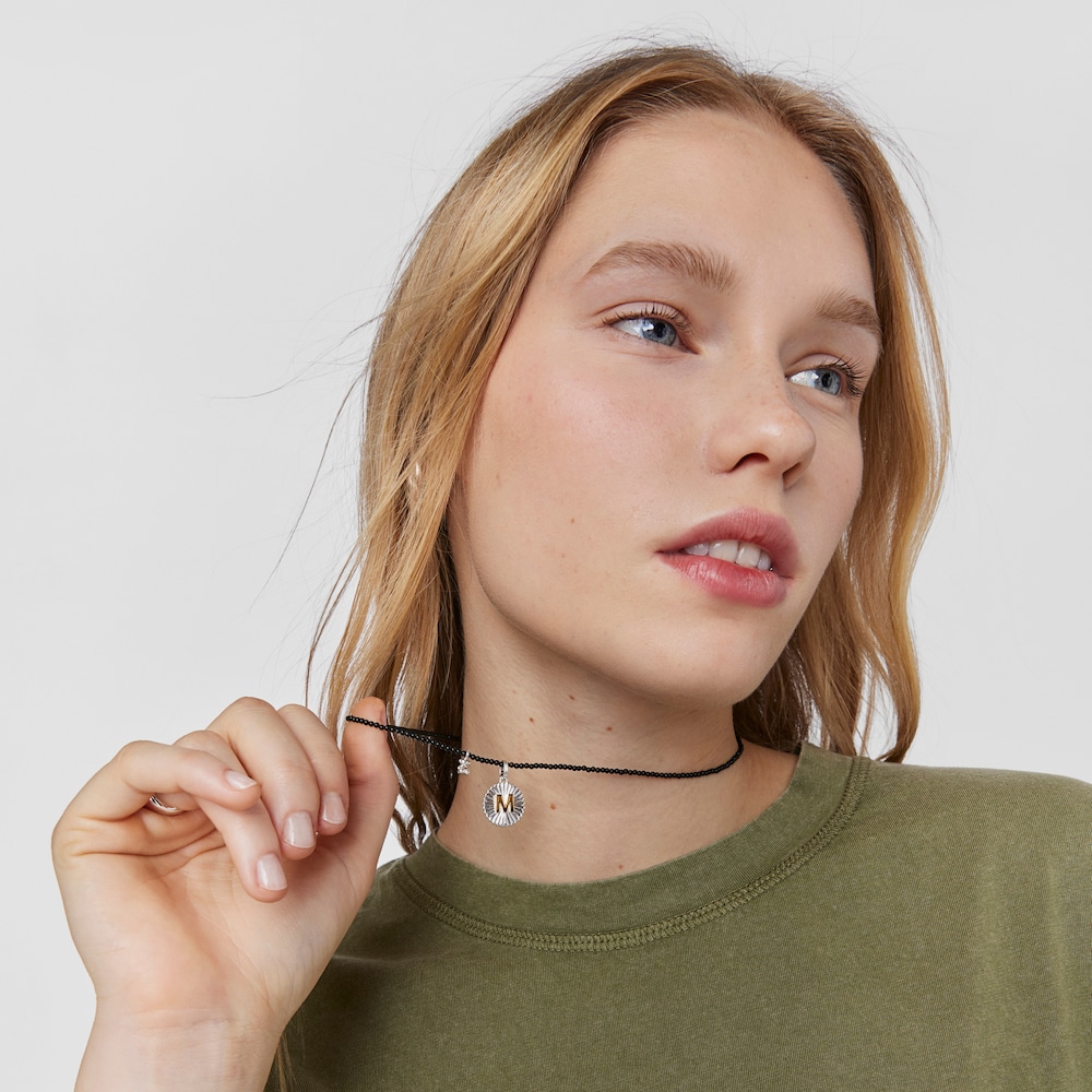 Dije medalla letra M de plata y plata con ba&ntilde;o de oro 18 kt sobre plata TOUS Alphabet