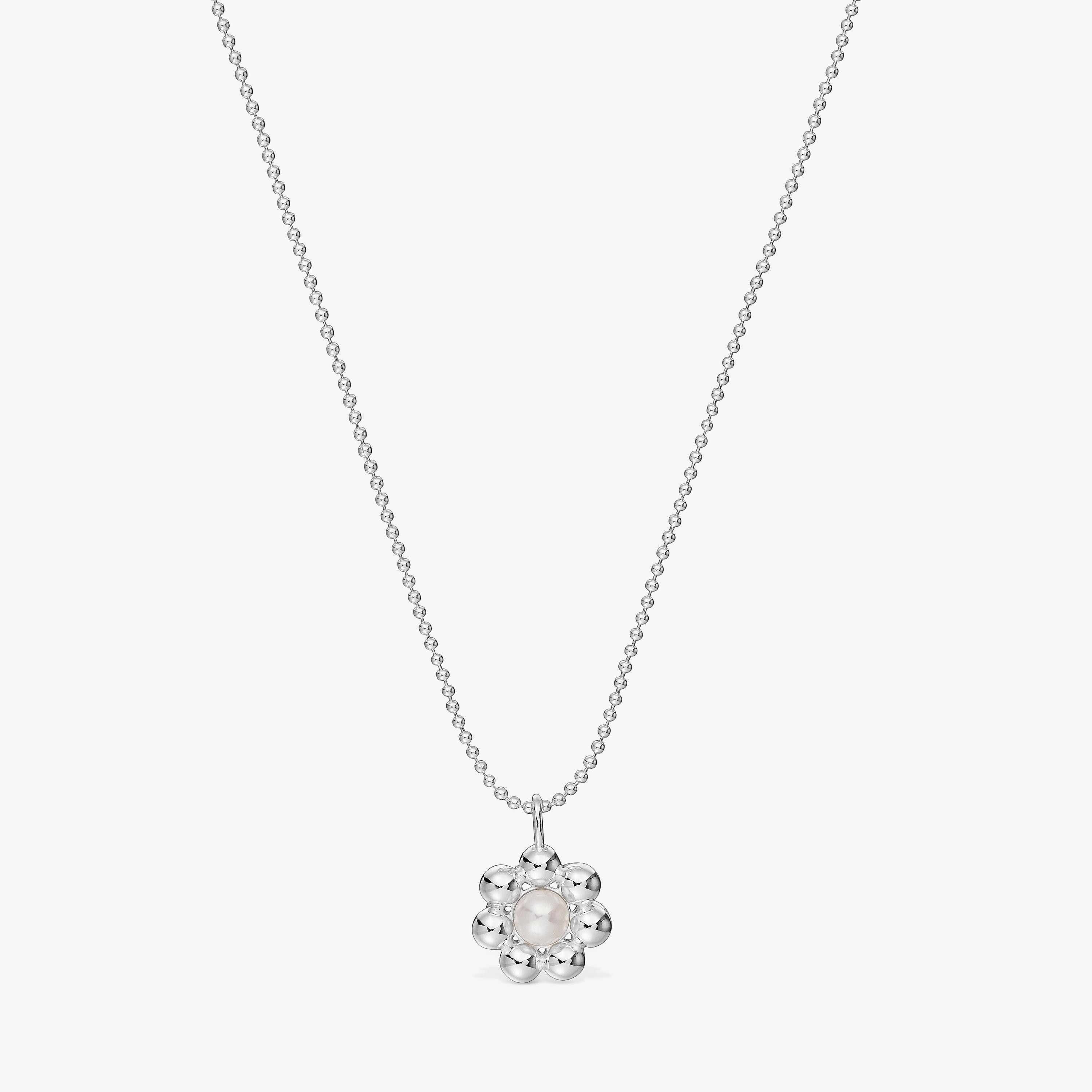 Short silver flower and cultured pearl Necklace Sugar Party