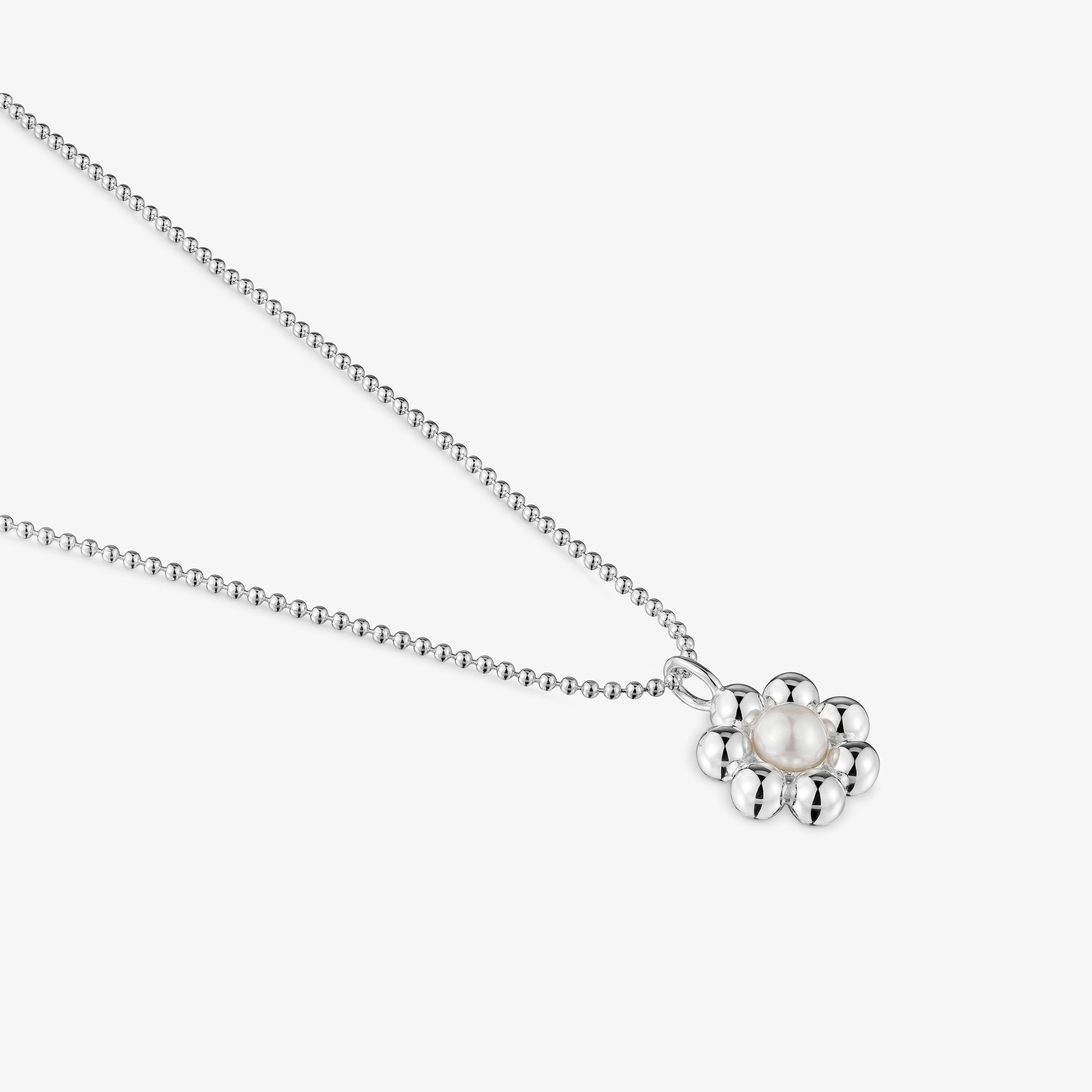 Short silver flower and cultured pearl Necklace Sugar Party