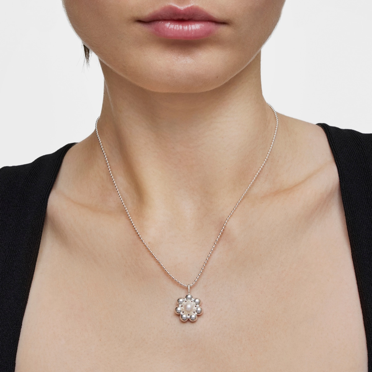 Short silver flower and cultured pearl Necklace Sugar Party