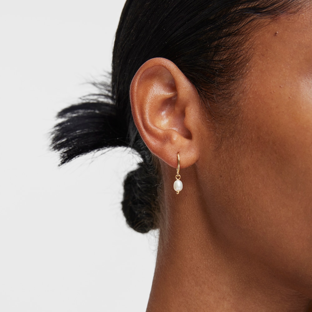 Pendientes aro cortos con ba&ntilde;o de oro 18 kt sobre plata y perlas cultivadas Sugar Party