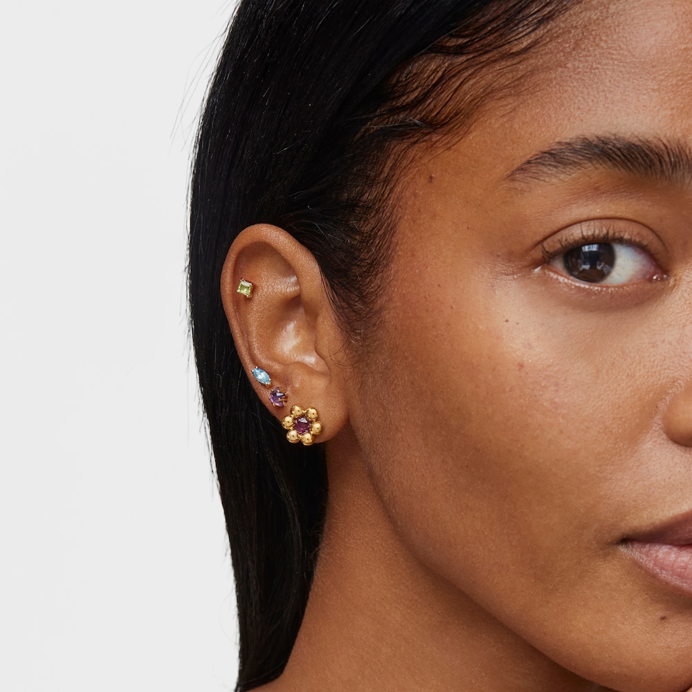 Pendientes cortos flor con baño de oro 18 kt sobre plata y rodolita Sugar Party Pendientes cortos flor con baño de oro 18 kt sobre plata y rodolita Sugar Party