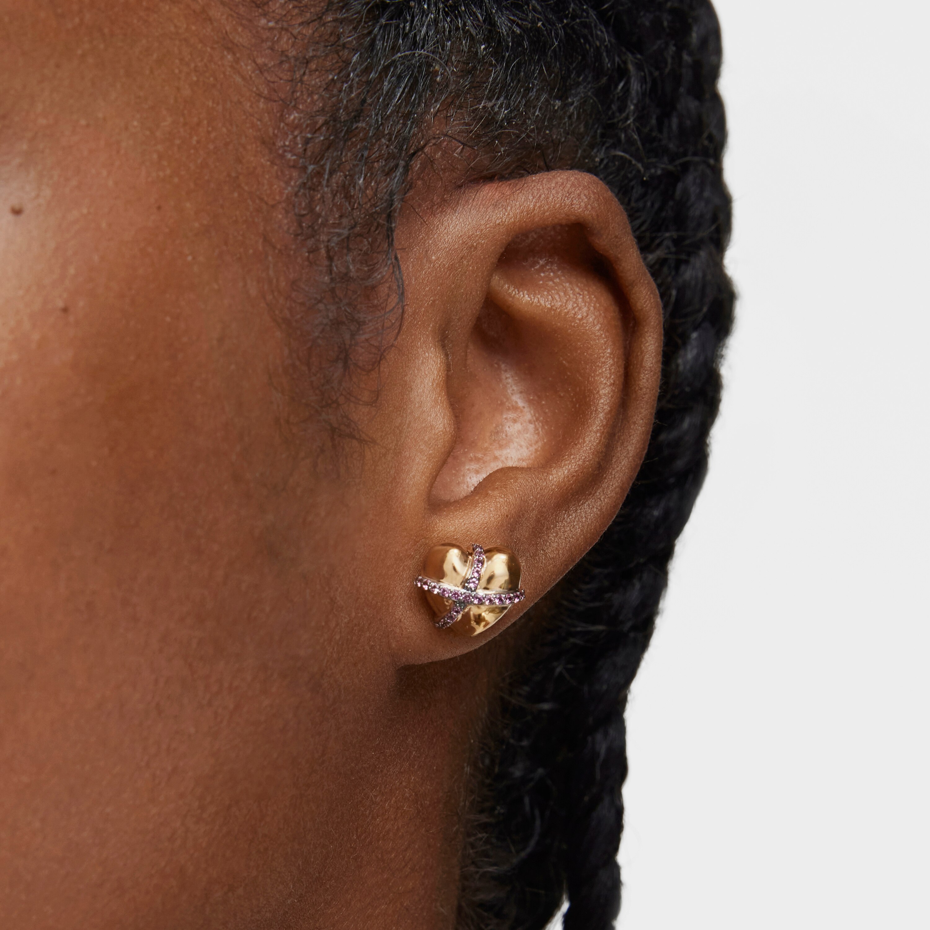 Pendientes pequeños corazón con baño de oro 18 kt sobre plata y rodolita Lligat