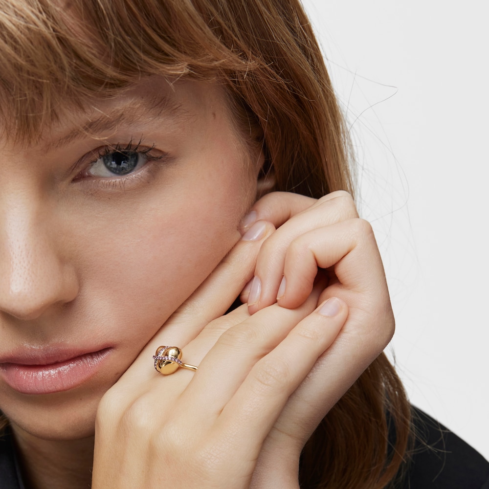 Anillo mediano coraz&oacute;n con ba&ntilde;o de oro 18 kt sobre plata y rodolita Lligat