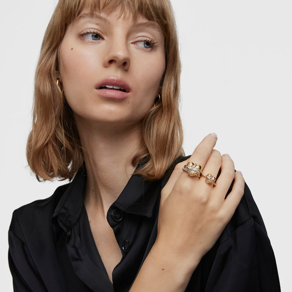 Anillo mediano coraz&oacute;n con ba&ntilde;o de oro 18 kt sobre plata y rodolita Lligat