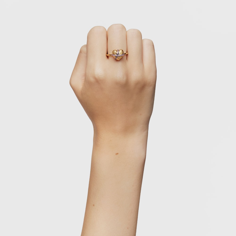 Anillo mediano coraz&oacute;n con ba&ntilde;o de oro 18 kt sobre plata y rodolita Lligat