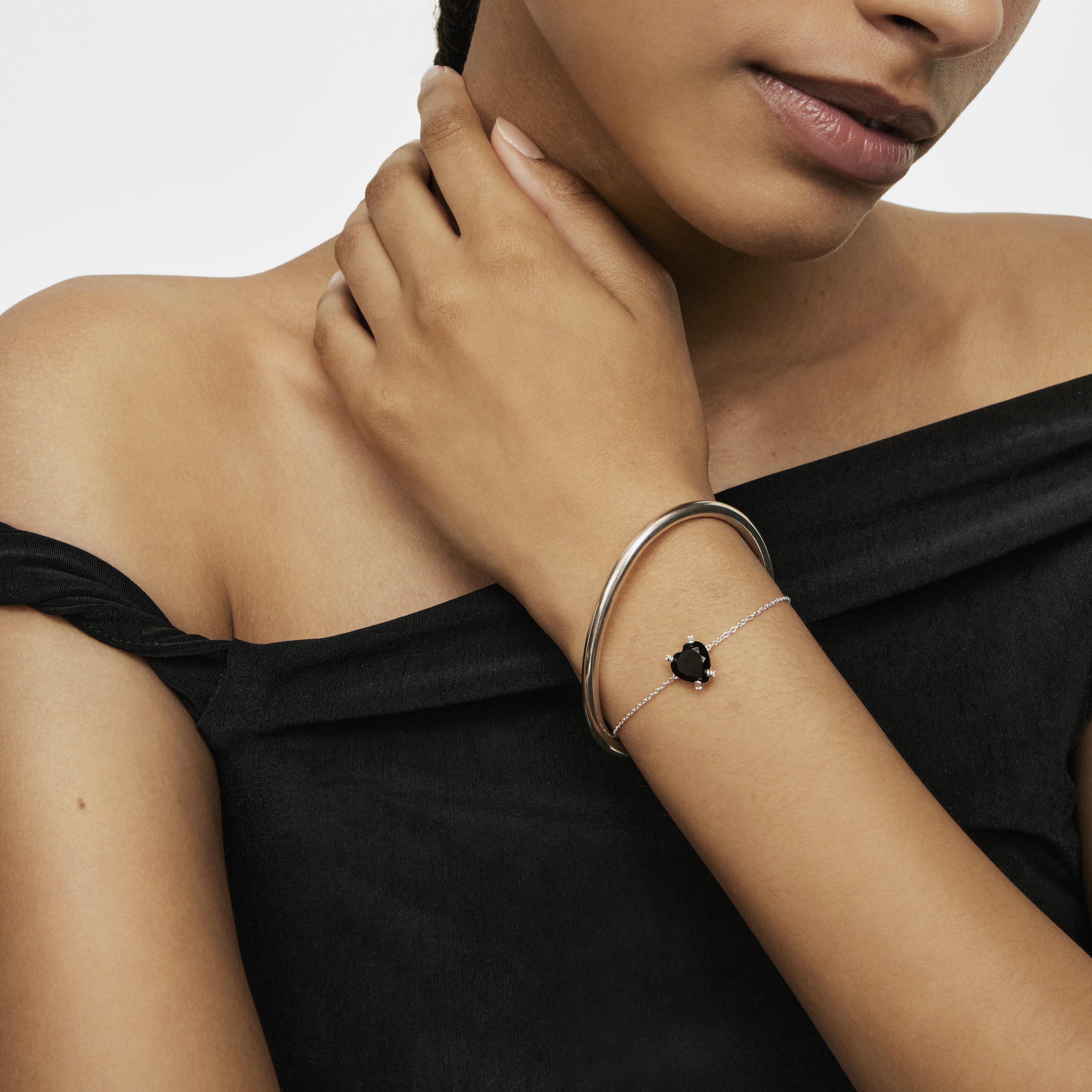 Silver Color Pills Heart bracelet with onyx