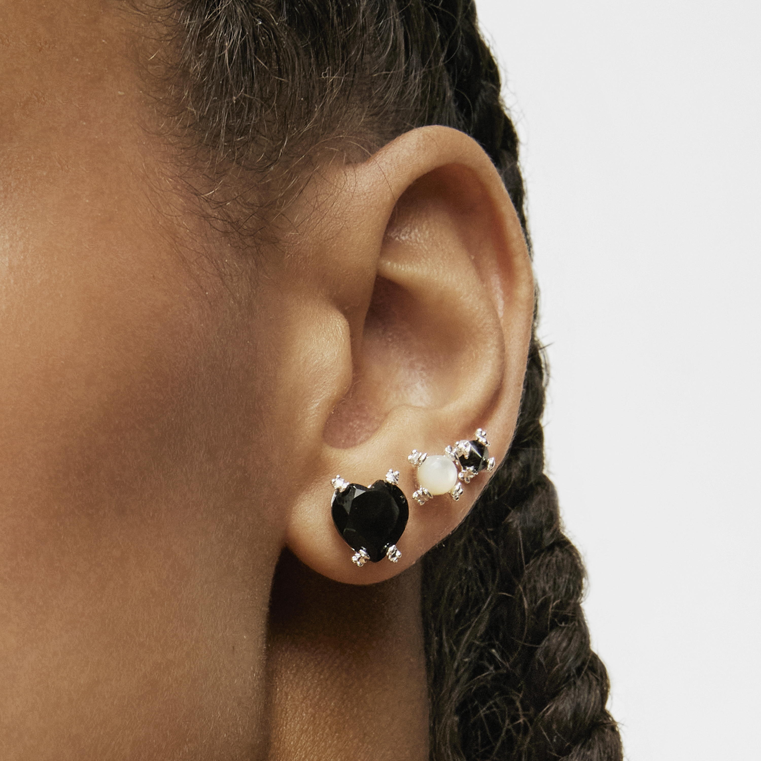 Silver Color Pills Heart earrings with onyx