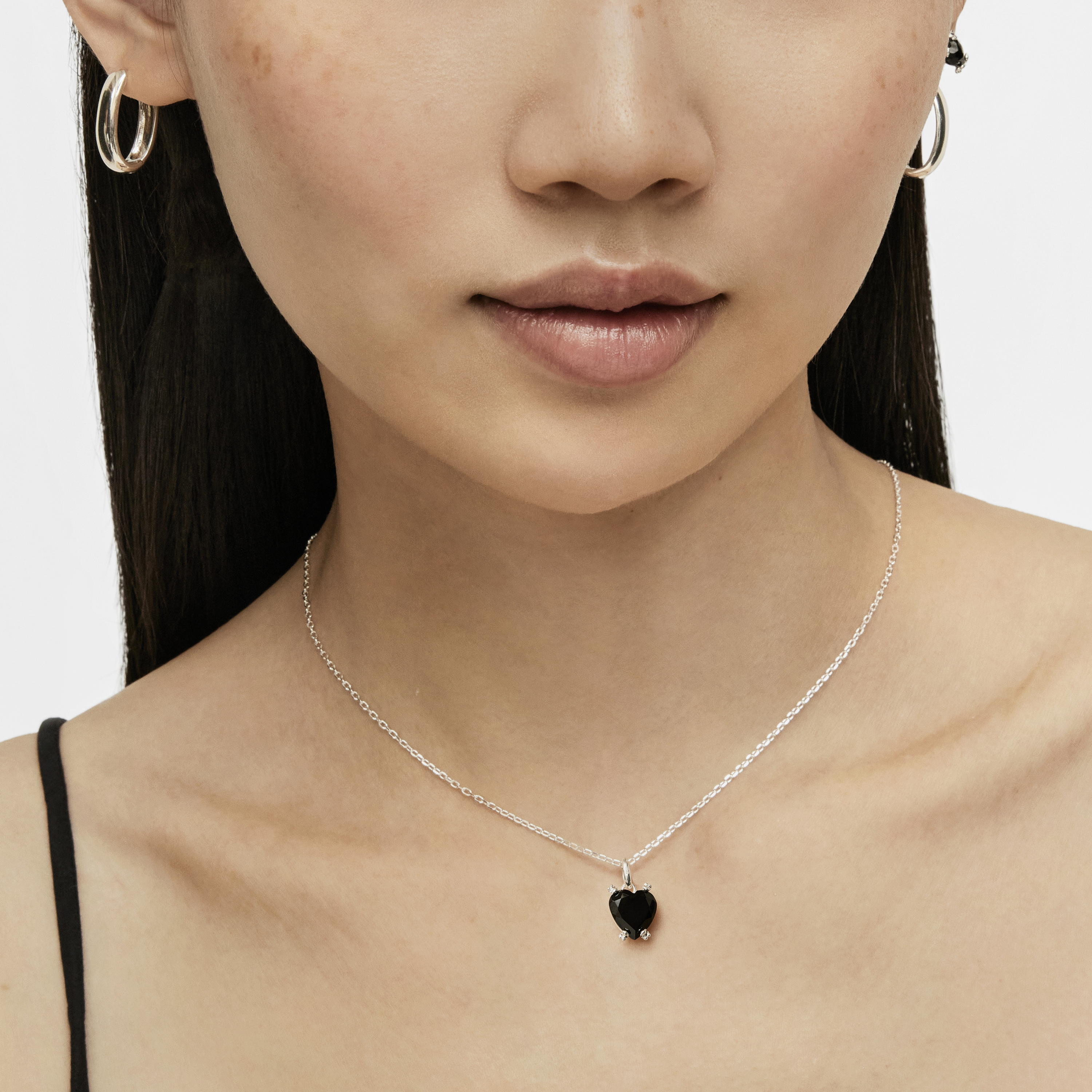 Silver Color Pills Heart pendant with onyx