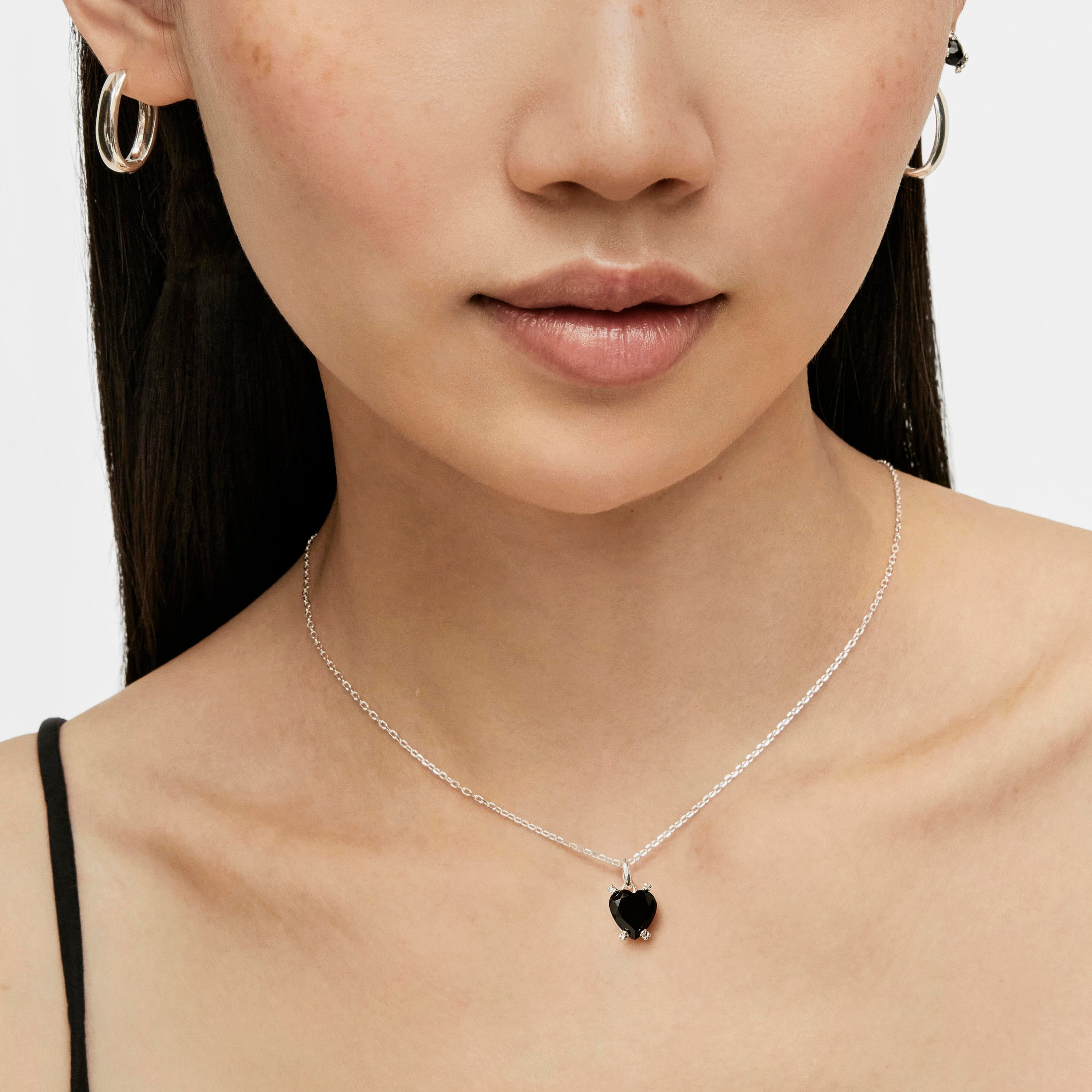 Silver Color Pills Heart pendant with onyx