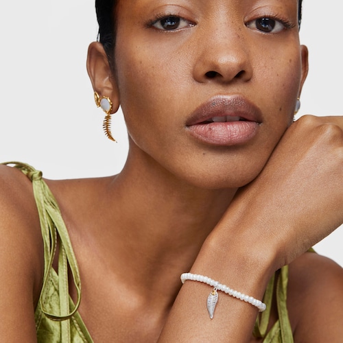 Yunque Elastic Bracelet with cultured pearls and two-tone charm