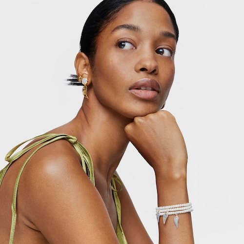 Yunque Elastic Bracelet with cultured pearls and two-tone charm