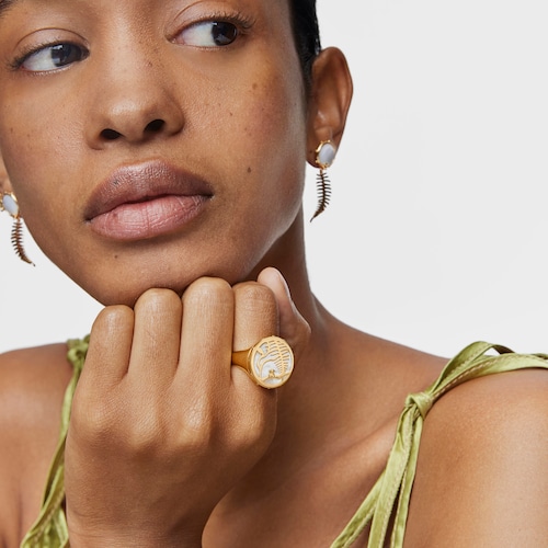 Yunque Openwork Signet ring with 18 kt gold plating over silver and mother-of-pearl