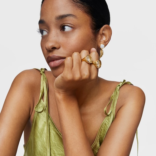 Yunque Openwork Signet ring with 18 kt gold plating over silver and mother-of-pearl