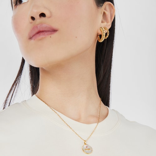 Colgante medalla Mom con baño de oro 18 kt sobre plata, nácar y rodolita TOUS Mama