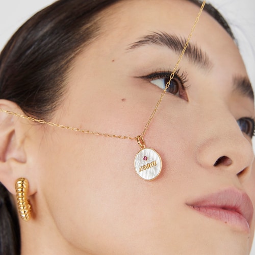 Colgante medalla Mom con baño de oro 18 kt sobre plata, nácar y rodolita TOUS Mama