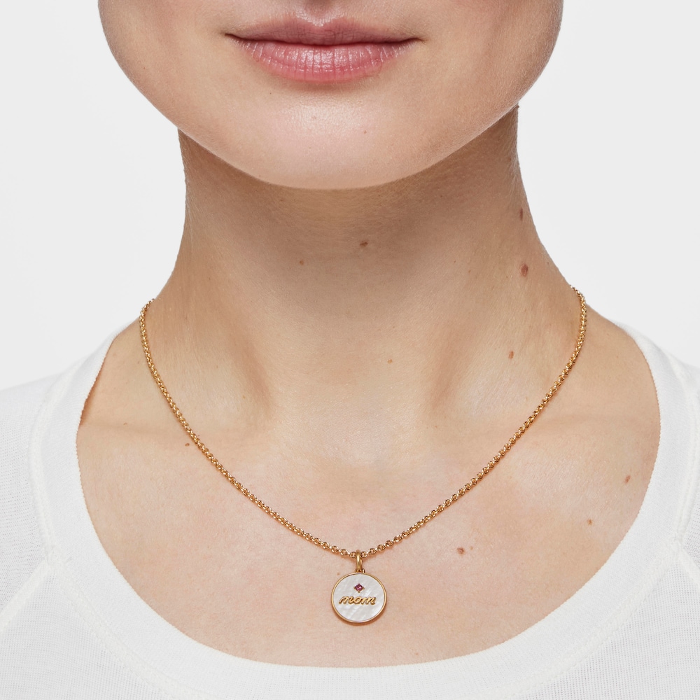 Colgante medalla Mom con ba&ntilde;o de oro 18 kt sobre plata, n&aacute;car y rodolita TOUS Mama