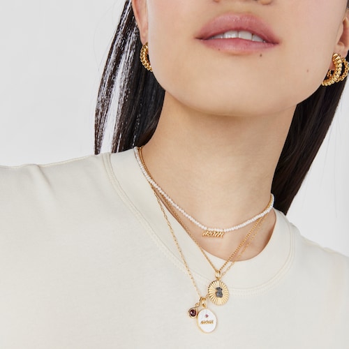 Colgante medalla Mom con baño de oro 18 kt sobre plata, nácar y rodolita TOUS Mama