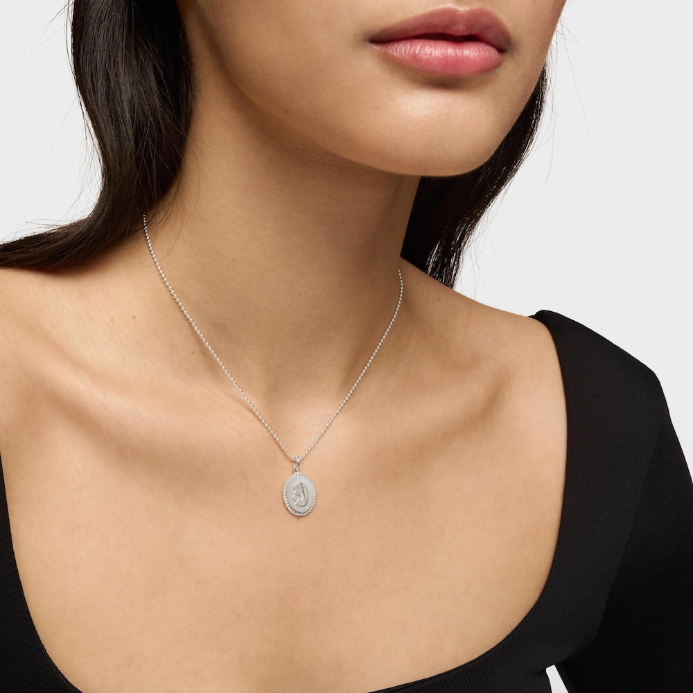 Devoci&oacute;n medallion pendant in silver