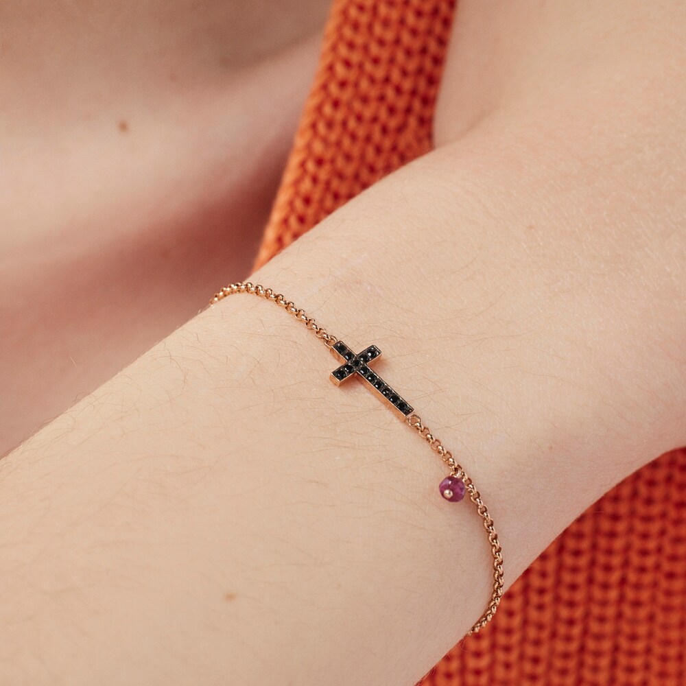 Pulsera con ba&ntilde;o de oro rosa 18 kt sobre plata, espinela y rub&iacute; tratado motivo cruz Motif