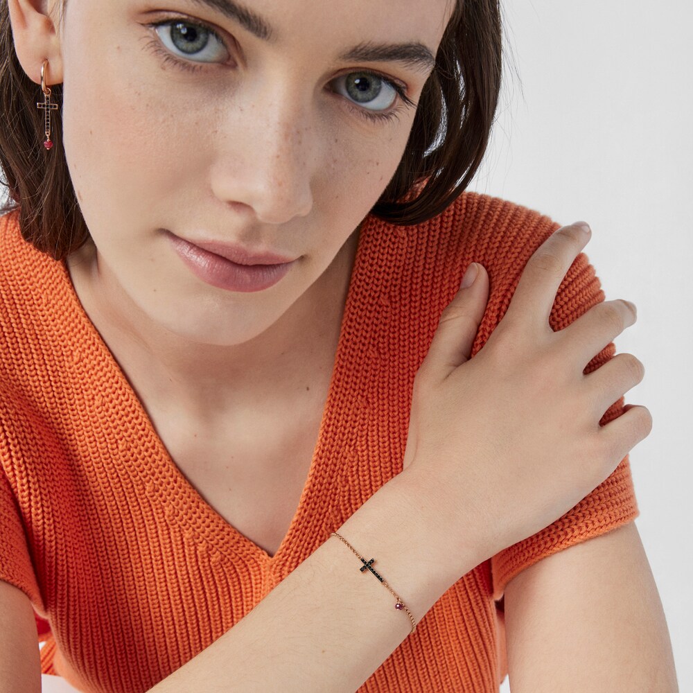 Pulsera con ba&ntilde;o de oro rosa 18 kt sobre plata, espinela y rub&iacute; tratado motivo cruz Motif
