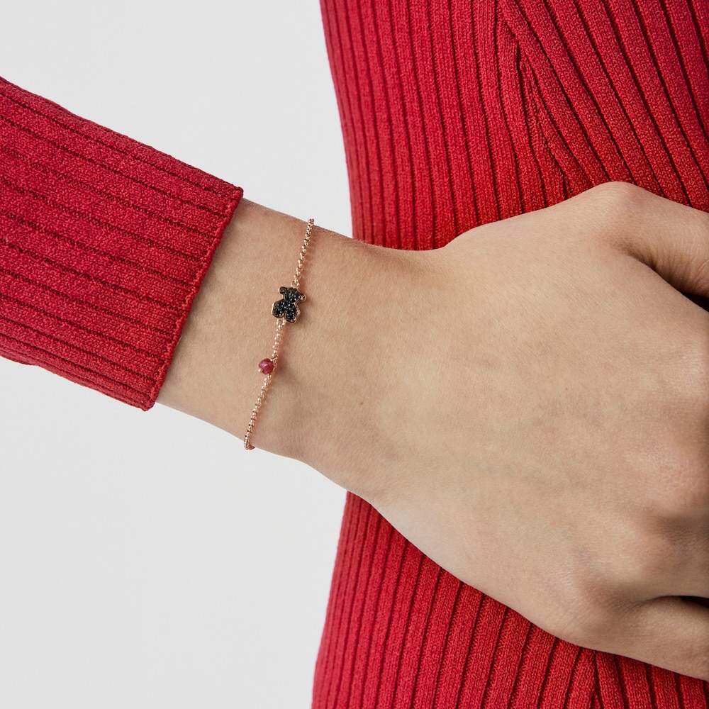 Pulsera con baño de oro rosa 18 kt sobre plata, espinela y rubí tratado motivo oso Motif Pulsera con baño de oro rosa 18 kt sobre plata, espinela y rubí tratado motivo oso Motif