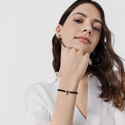 Pulsera con ba&ntilde;o de oro rosa 18 kt sobre plata, espinelas y &oacute;nix facetado motivo coraz&oacute;n Motif