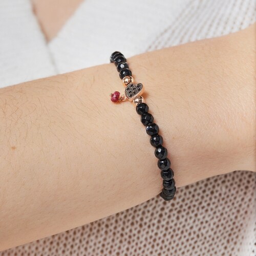 Pulsera con ba&ntilde;o de oro rosa 18 kt sobre plata, espinelas y &oacute;nix facetado motivo coraz&oacute;n Motif