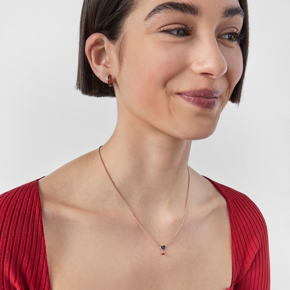 Collar con ba&ntilde;o de oro rosa 18 kt sobre plata, espinela y rub&iacute; tratado motivo coraz&oacute;n Motif