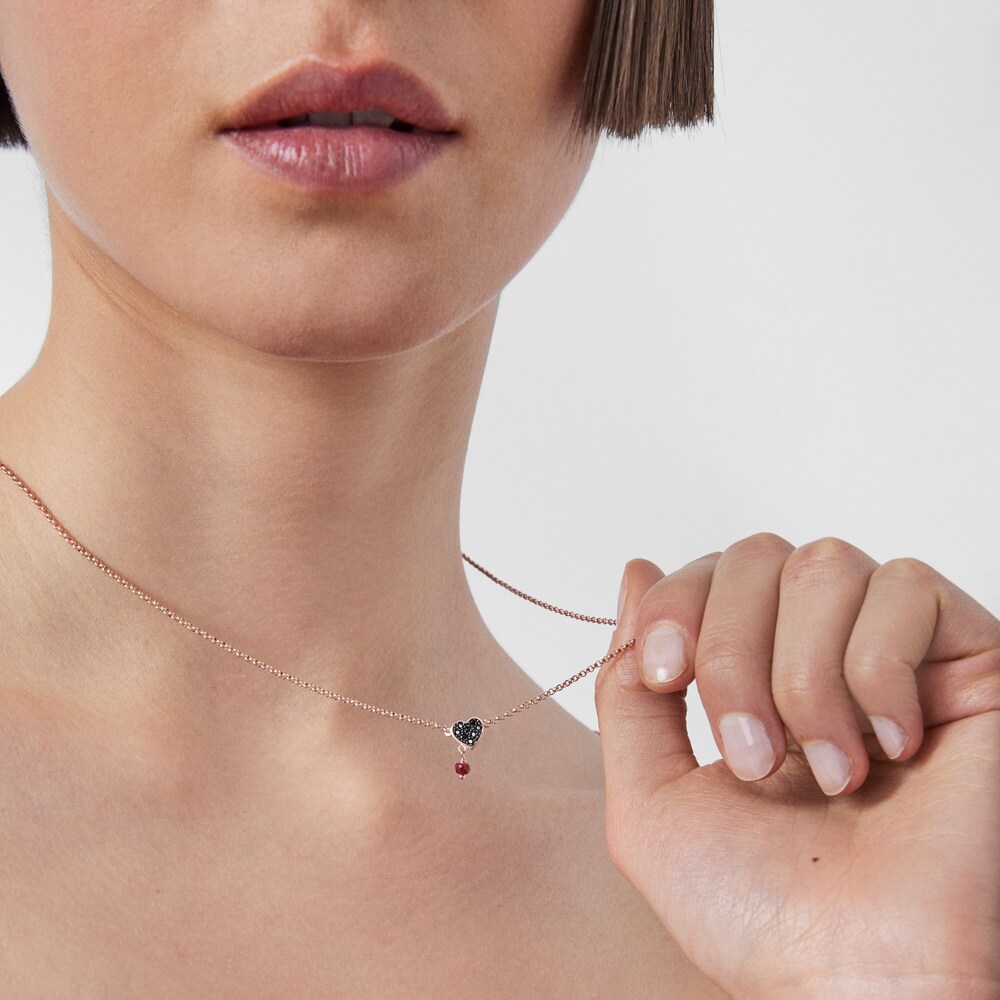 Collar con ba&ntilde;o de oro rosa 18 kt sobre plata, espinela y rub&iacute; tratado motivo coraz&oacute;n Motif