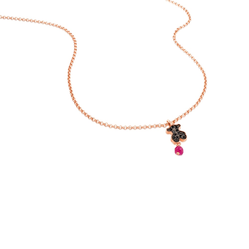 Collar con baño de oro rosa 18 kt sobre plata, espinela y rubí tratado motivo oso Motif image number 1