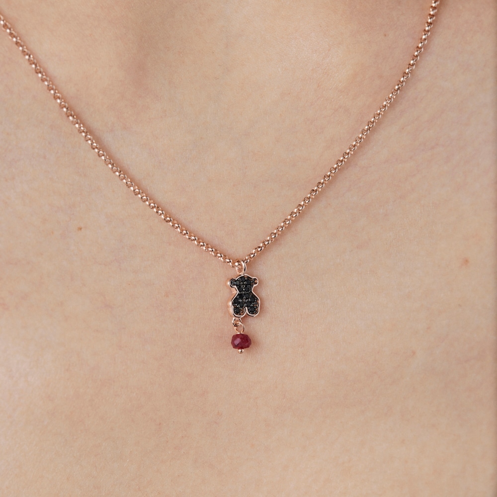 Collana con placcatura in oro rosa 18 kt su argento, spinello e motivo Orsetto con rubino trattato