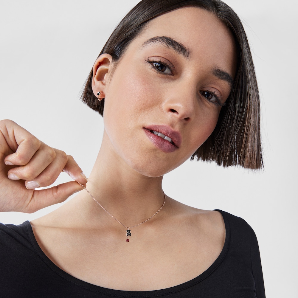 Collana con placcatura in oro rosa 18 kt su argento, spinello e motivo Orsetto con rubino trattato