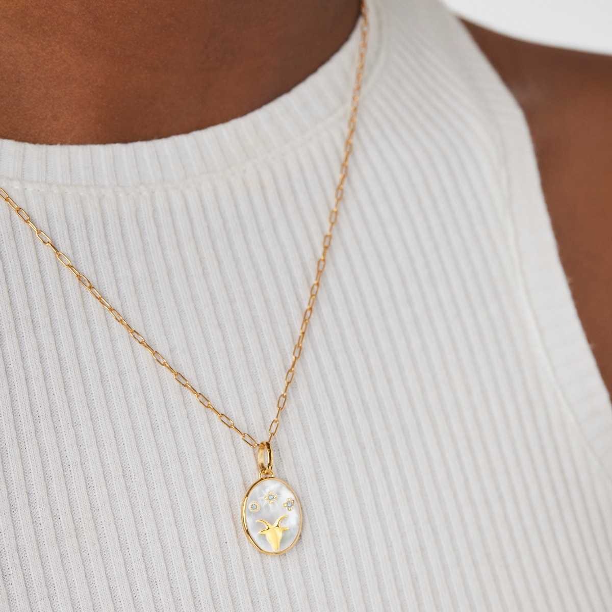 Colgante Capricornio con baño de oro 18 kt sobre plata, nácar y topacios TOUS Horoscope