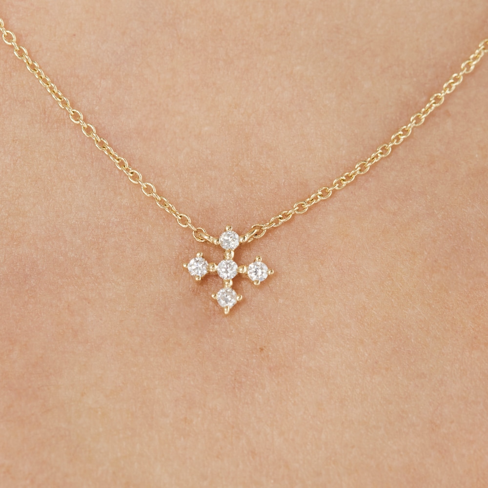 Zlat&yacute; N&aacute;hrdeln&iacute;k s&nbsp;kř&iacute;žkem s&nbsp;diamanty o&nbsp;hmotnosti 0,08&nbsp;kar&aacute;tu Les Classiques