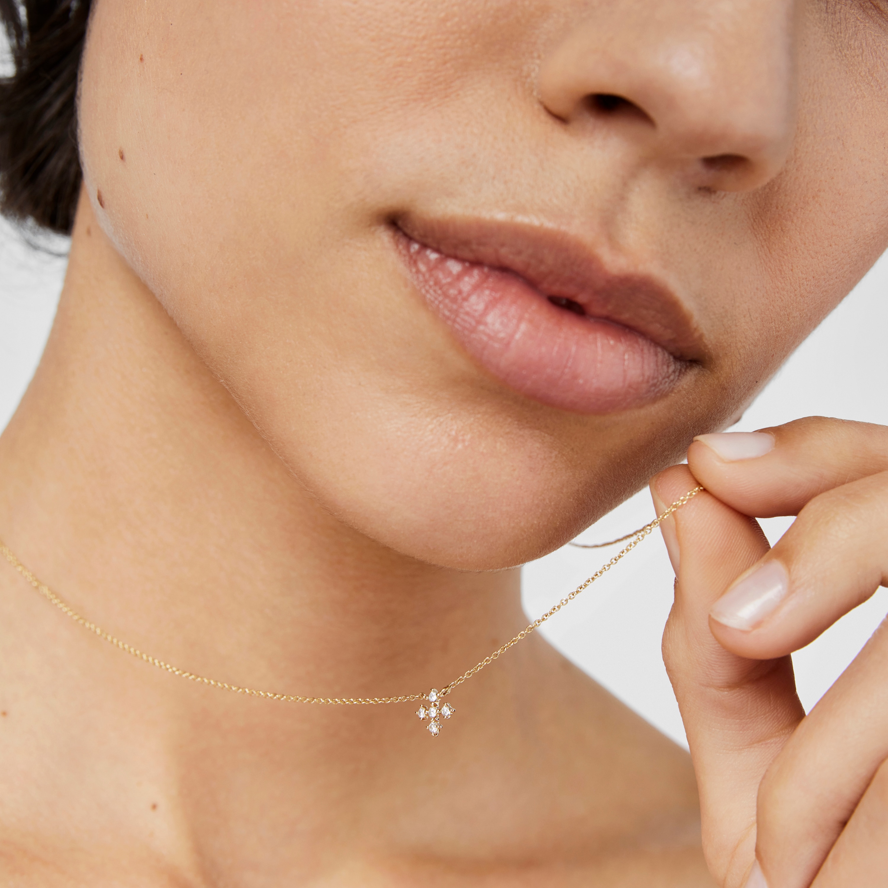 18K solid gold Cross necklace with 0.08ct of diamonds Les Classiques