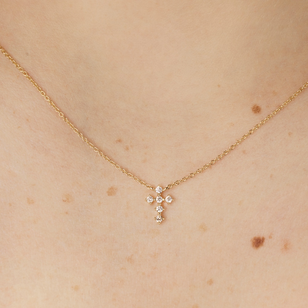 Collar cruz de oro y 0,09 ct de diamantes Les Classiques