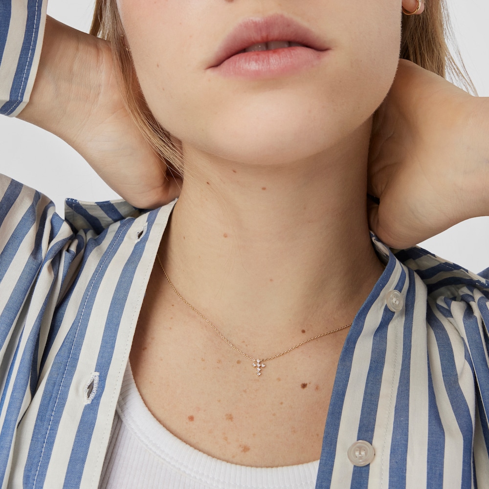 Collar cruz de oro y 0,09 ct de diamantes Les Classiques