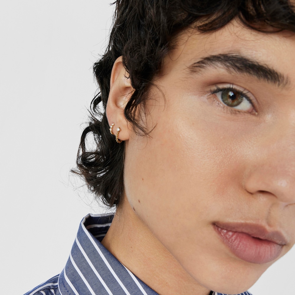 Brinco argola pequena tira em ouro e diamantes Les Classiques