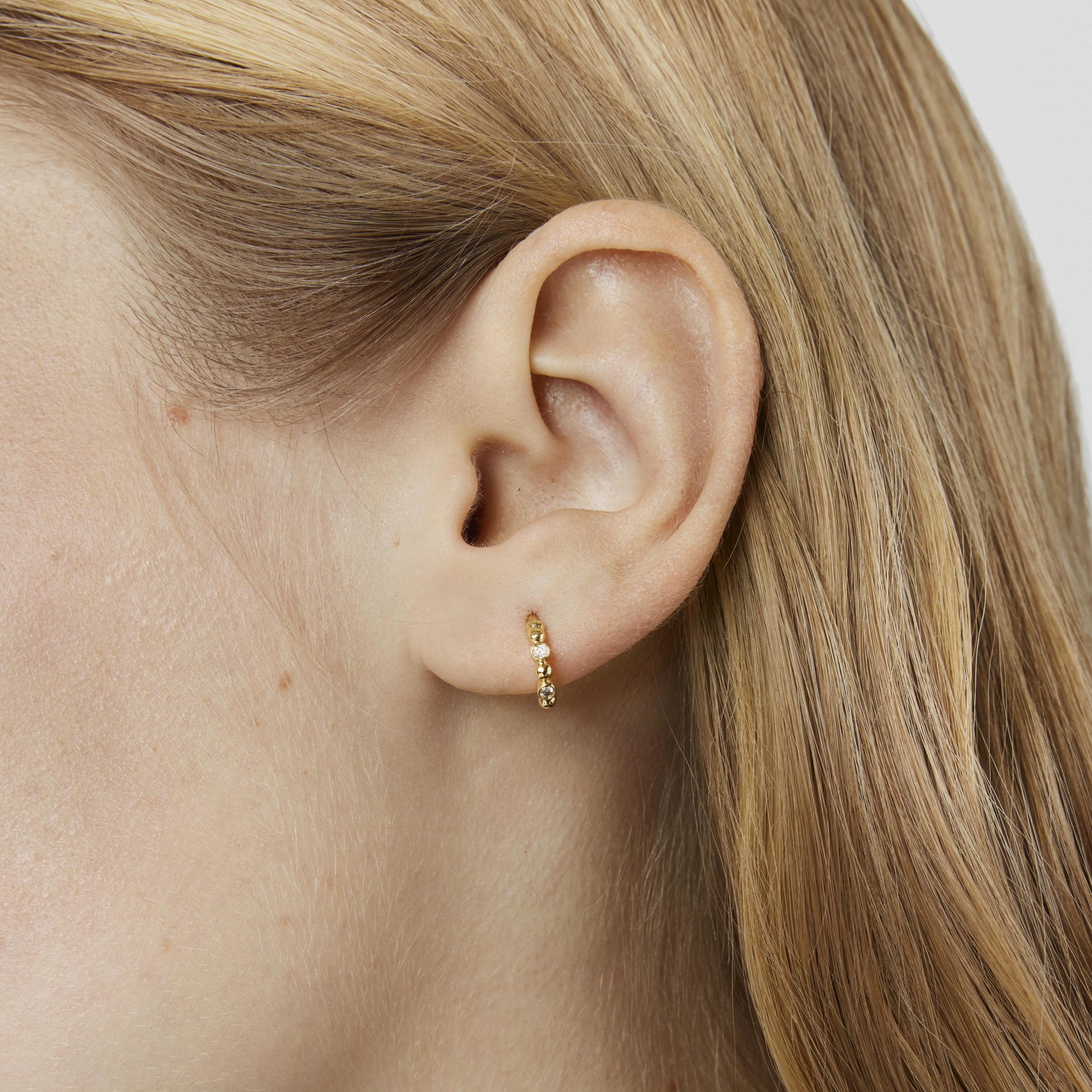 Hoop earring with gold balls and diamonds Les Classiques